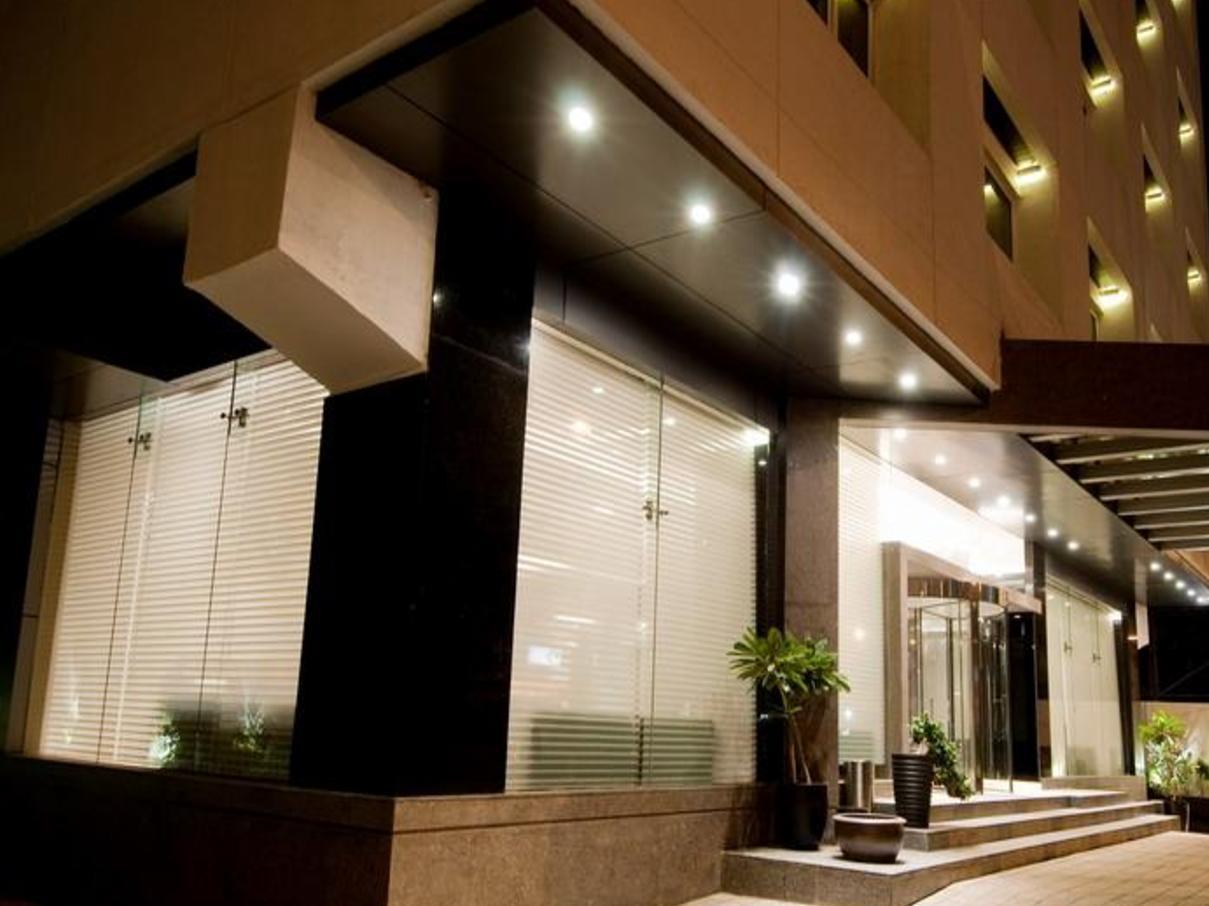होटल Suba International Sahar Road 4*