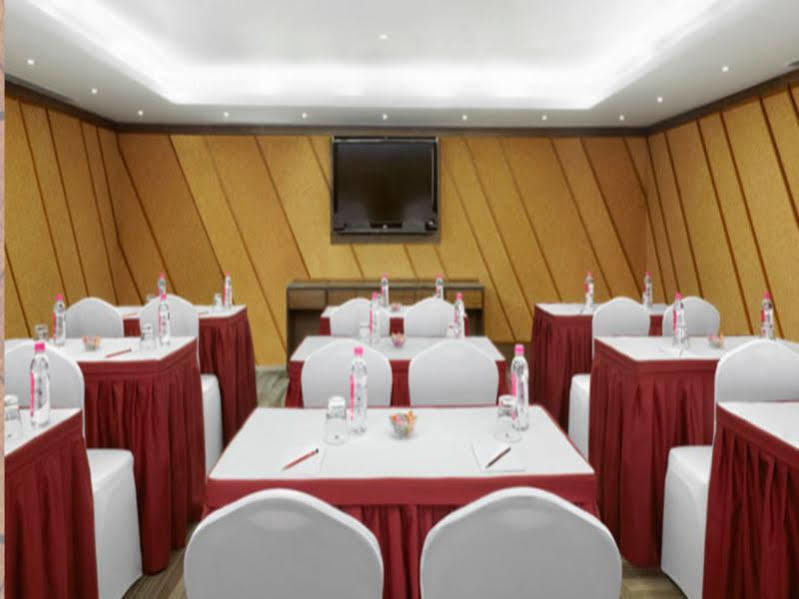 होटल Suba International Sahar Road 4*
